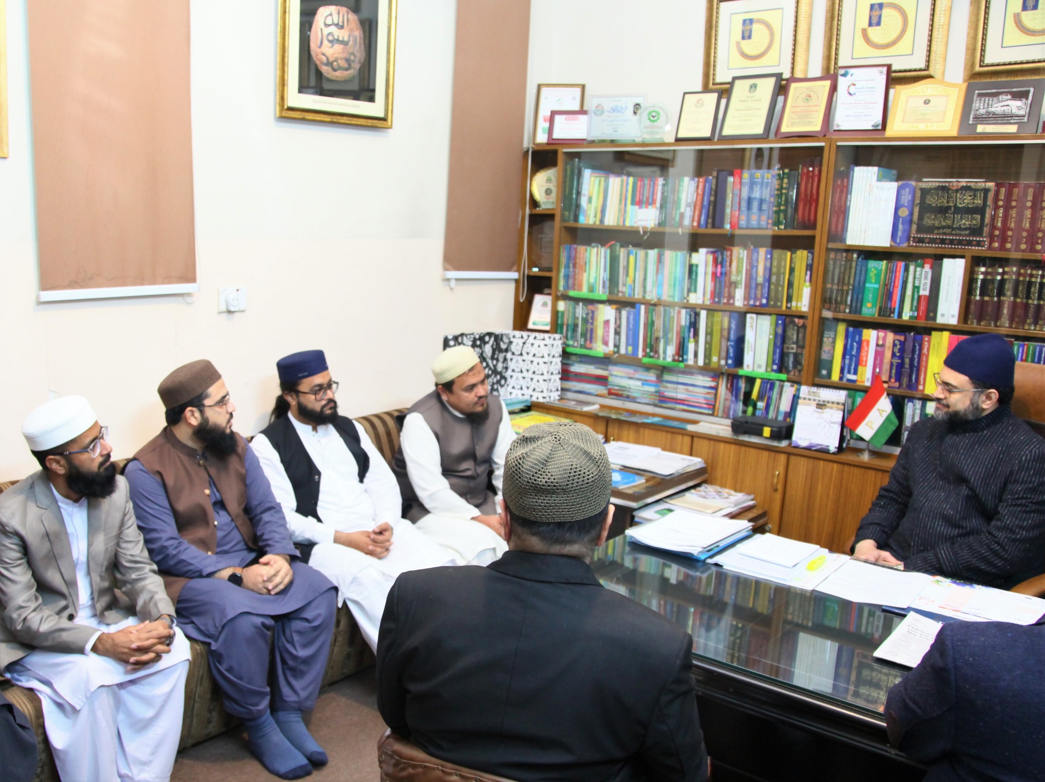 Delegation from Jamia Binoria Al-Alamia Karachi meets Dr Hassan Mohi-ud-Din Qadri