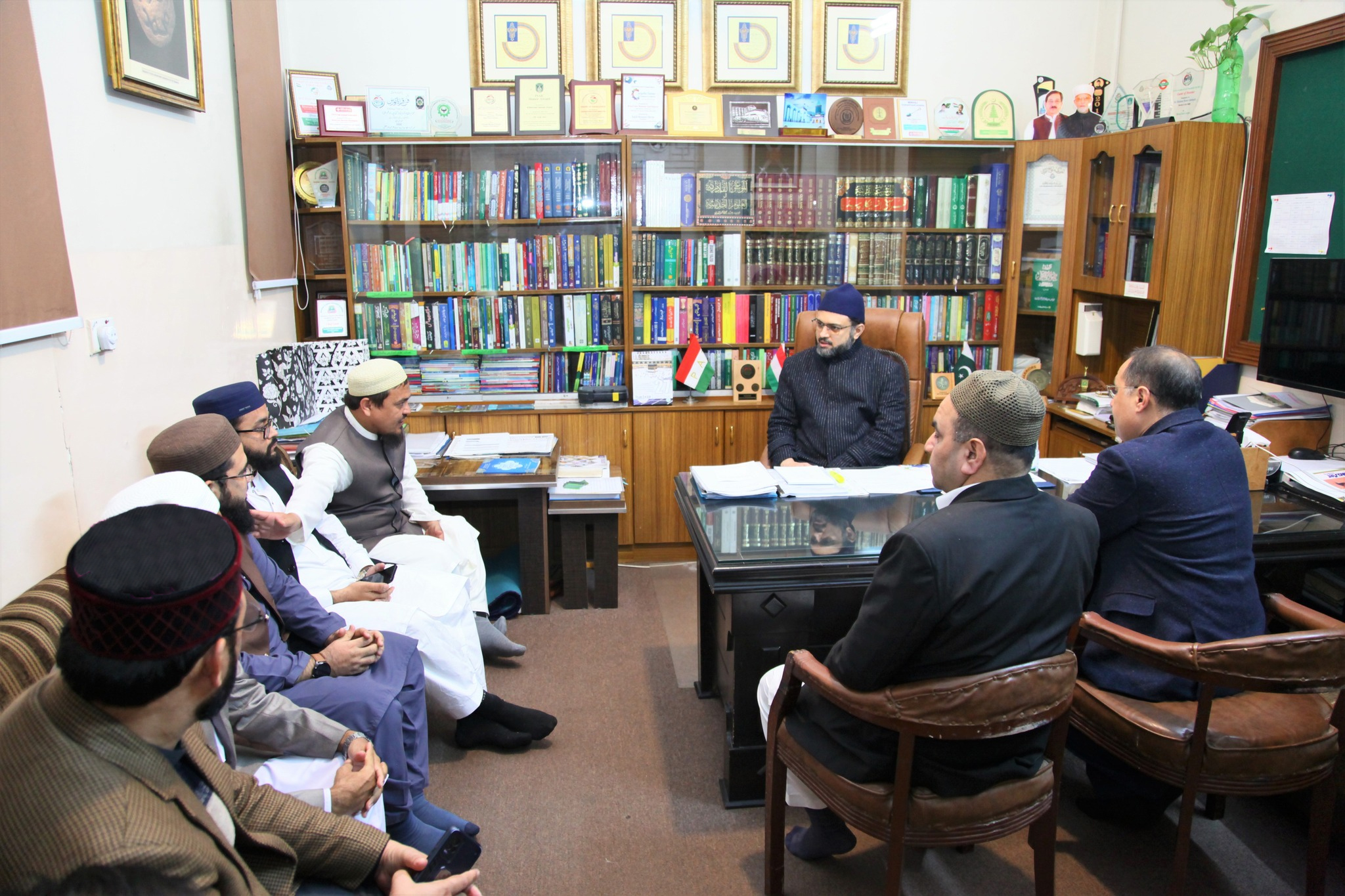 Delegation from Jamia Binoria Al-Alamia Karachi meets Dr Hassan Mohi-ud-Din Qadri