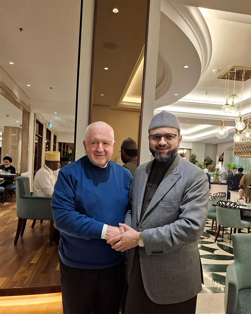 Dr. Hassan Mohiuddin Qadri Presents Dustur al-Madina al-Munawwara to Prof. Abbas Shuman