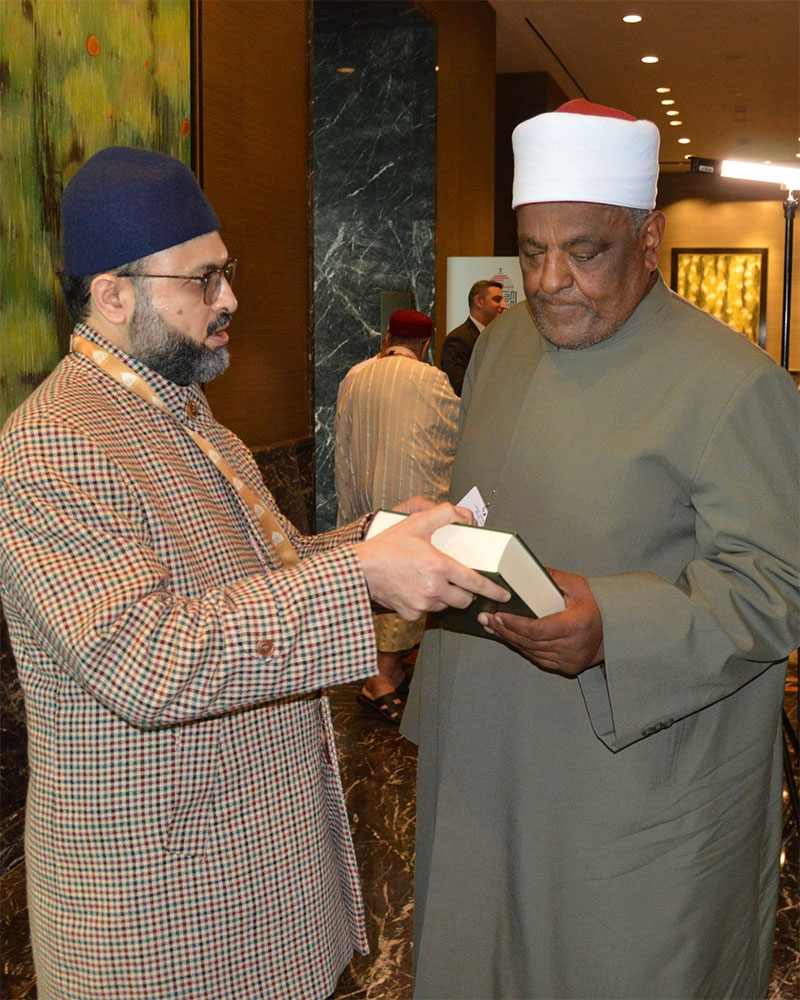 Dr. Hassan Mohiuddin Qadri Presents Dustur al-Madina al-Munawwara to Prof. Abbas Shuman