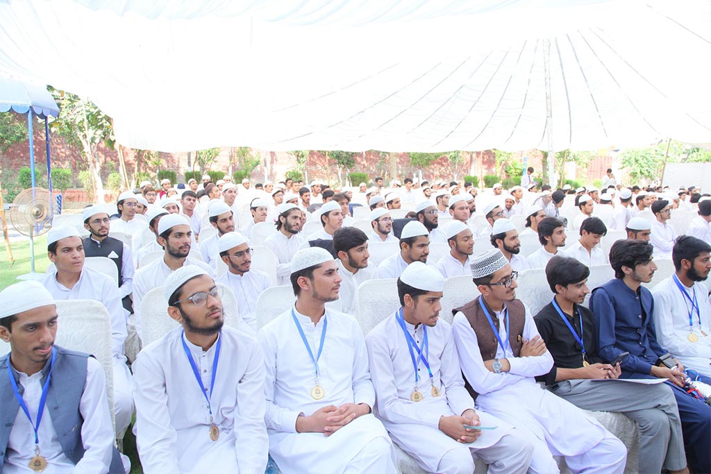Dr Hassan Qadri addresses Award Disribution Ceremony at COSIS New Campus