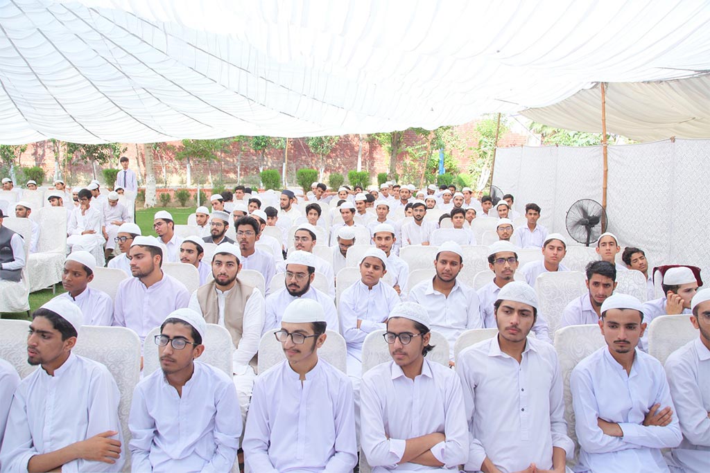 Dr Hassan Qadri addresses Award Disribution Ceremony at COSIS New Campus