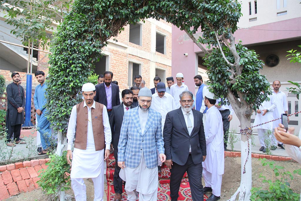 Dr Hassan Qadri addresses Award Disribution Ceremony at COSIS New Campus