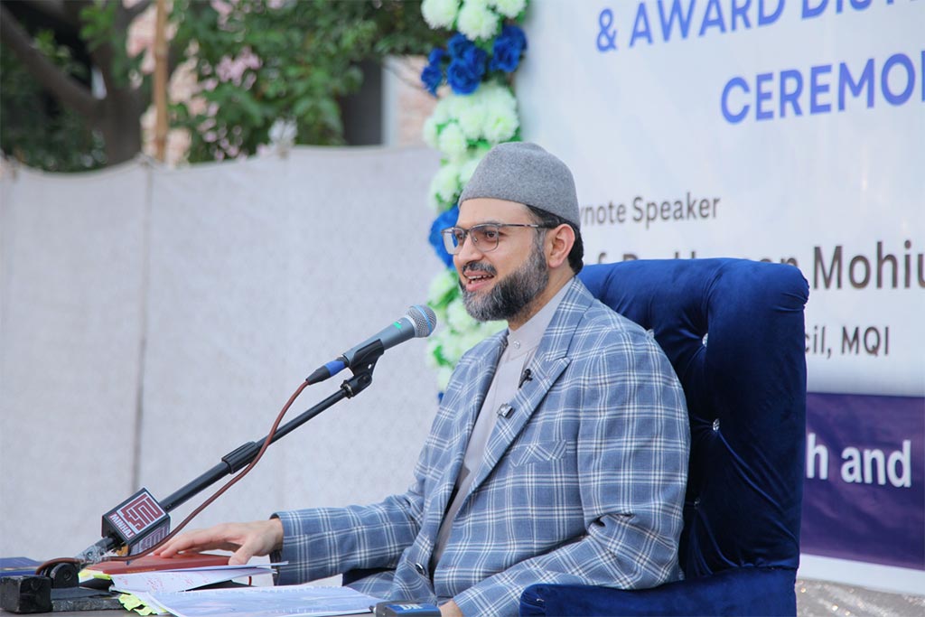 Dr Hassan Qadri addresses Award Disribution Ceremony at COSIS New Campus