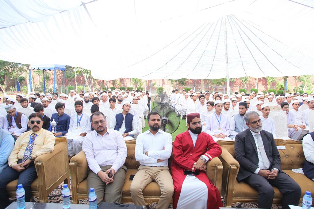 Dr Hassan Qadri addresses Award Disribution Ceremony at COSIS New Campus
