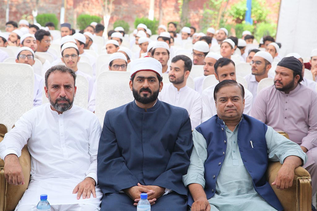 Dr Hassan Qadri addresses Award Disribution Ceremony at COSIS New Campus