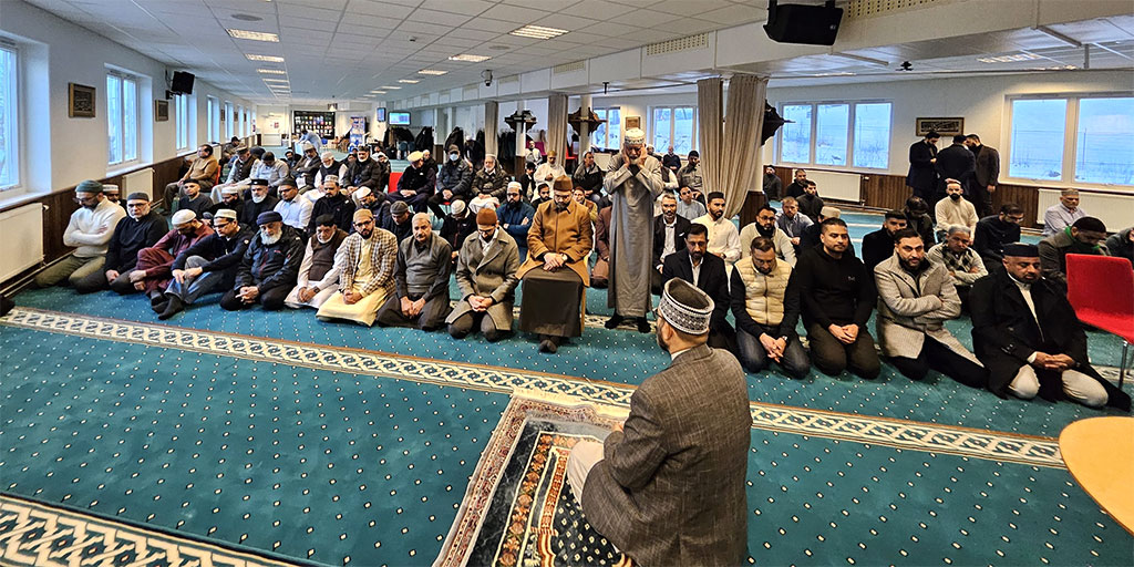 Dr Hassan Qadri attended Jumuah prayer at MQI Oslo