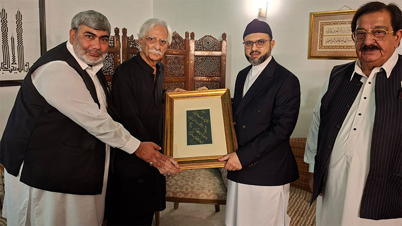 Dr Hassan Qadri meeting calligrapher Rasheed butt at his residence