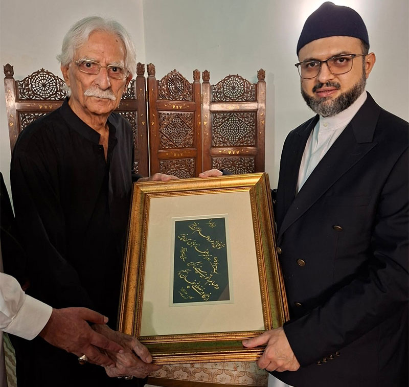 Dr Hassan Qadri meeting calligrapher Rasheed butt at his residence