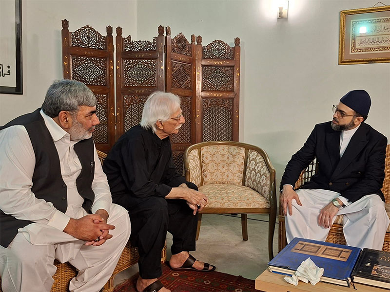 Dr Hassan Qadri meeting calligrapher Rasheed butt at his residence