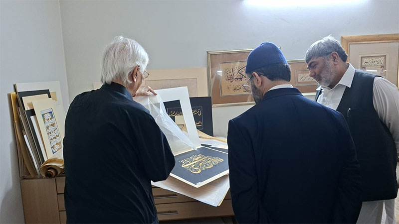 Dr Hassan Qadri meeting calligrapher Rasheed butt at his residence