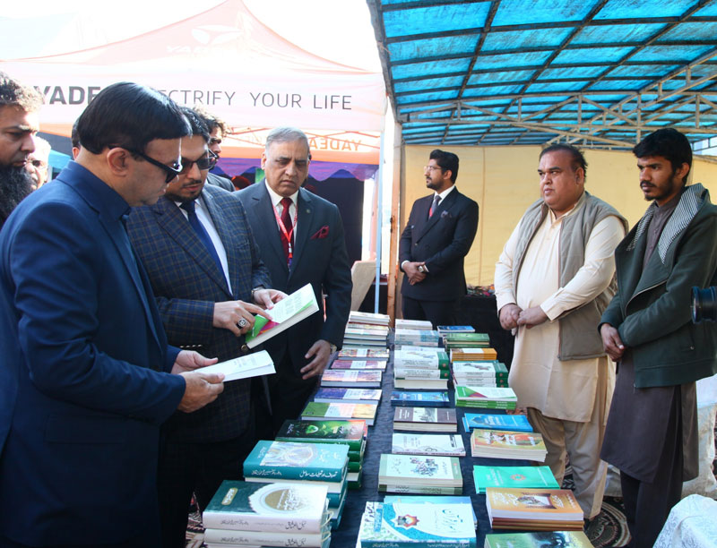 Dr. Hussain Qadri Explores Conference Stalls at WIEFC 2025