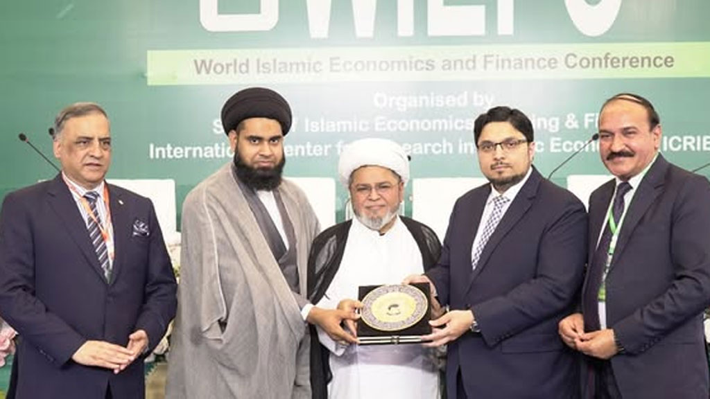 Prof. Dr. Hussain Mohi-ud-Din Qadri present shields to panelists at 8th WIEFC 2025 