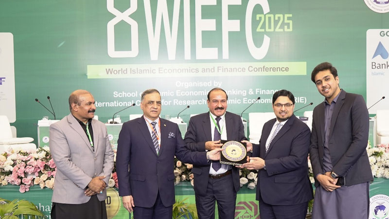 Prof. Dr. Hussain Mohi-ud-Din Qadri present shields to panelists at 8th WIEFC 2025 