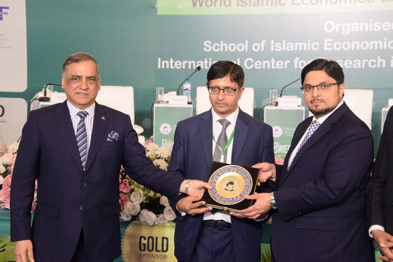 Prof. Dr. Hussain Mohi-ud-Din Qadri present shields to panelists at 8th WIEFC 2025 