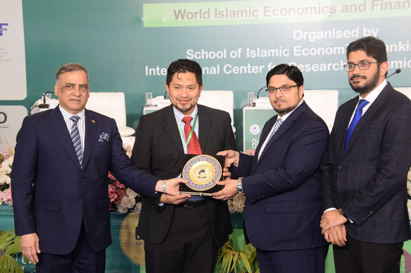 Prof. Dr. Hussain Mohi-ud-Din Qadri present shields to panelists at 8th WIEFC 2025 