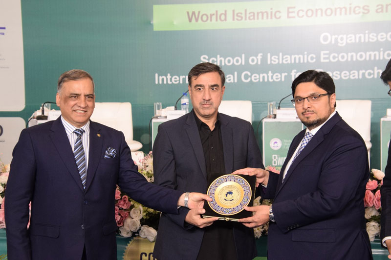 Prof. Dr. Hussain Mohi-ud-Din Qadri present shields to panelists at 8th WIEFC 2025 