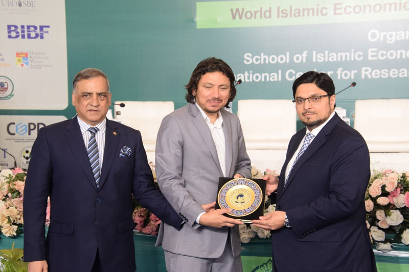 Prof. Dr. Hussain Mohi-ud-Din Qadri present shields to panelists at 8th WIEFC 2025 