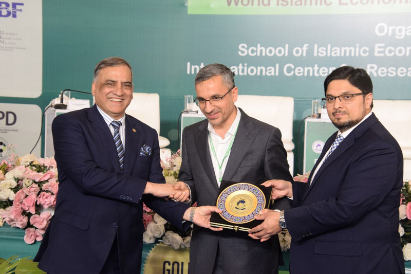 Prof. Dr. Hussain Mohi-ud-Din Qadri present shields to panelists at 8th WIEFC 2025 