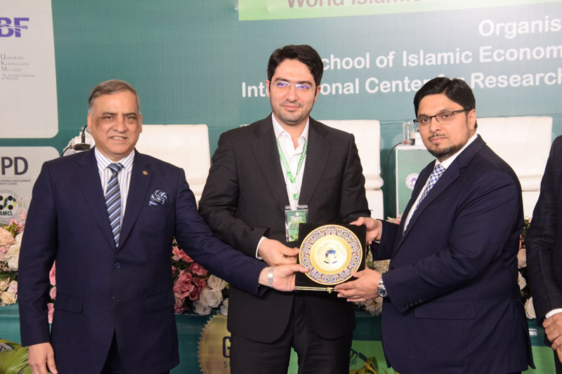 Prof. Dr. Hussain Mohi-ud-Din Qadri present shields to panelists at 8th WIEFC 2025 