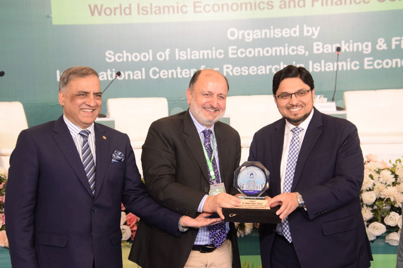 Prof. Dr. Hussain Mohi-ud-Din Qadri present shields to panelists at 8th WIEFC 2025 