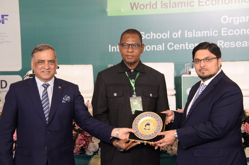 Prof. Dr. Hussain Mohi-ud-Din Qadri present shields to panelists at 8th WIEFC 2025 