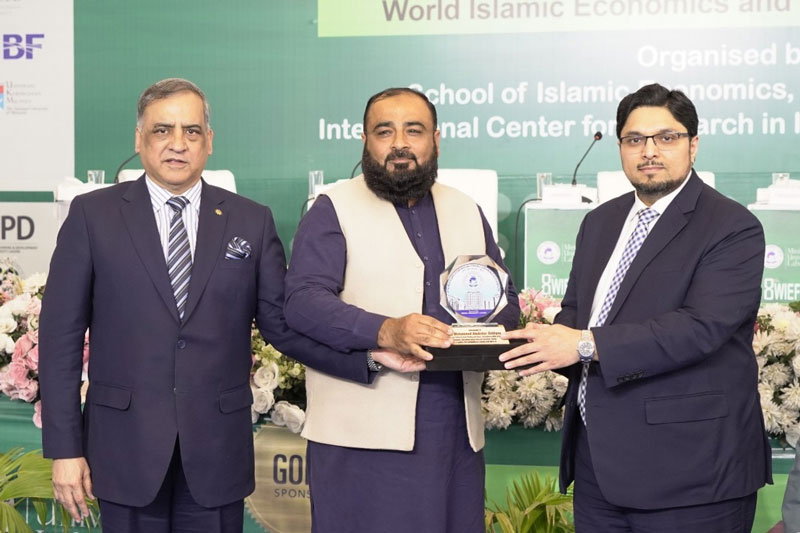 Prof. Dr. Hussain Mohi-ud-Din Qadri present shields to panelists at 8th WIEFC 2025 