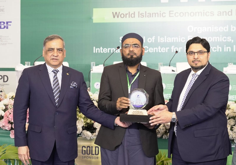 Prof. Dr. Hussain Mohi-ud-Din Qadri present shields to panelists at 8th WIEFC 2025 