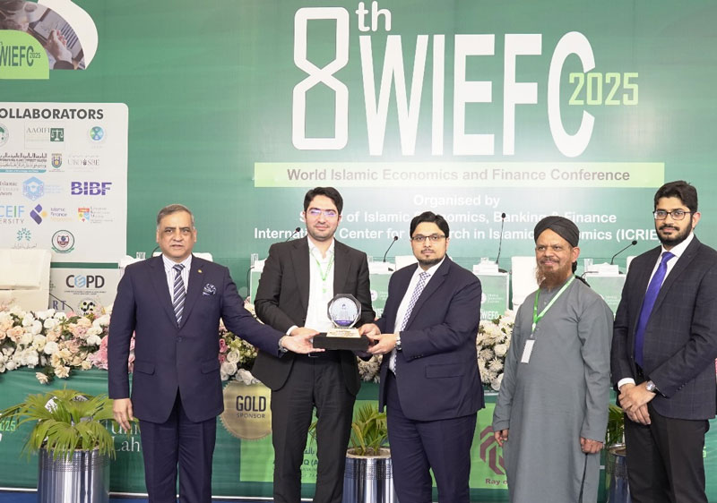 Prof. Dr. Hussain Mohi-ud-Din Qadri present shields to panelists at 8th WIEFC 2025 