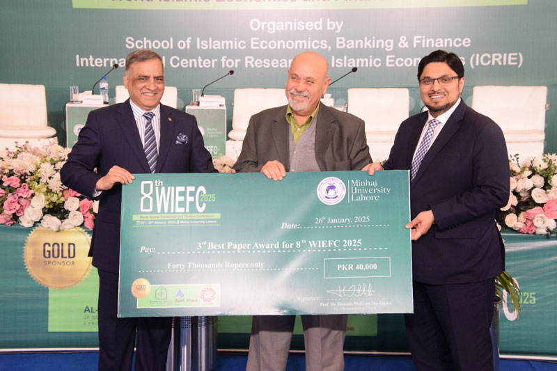 Prof. Dr. Hussain Mohi-ud-Din Qadri present shields to panelists at 8th WIEFC 2025 