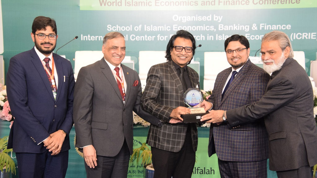 Prof. Dr. Hussain Mohi-ud-Din Qadri present shields to panelists at 8th WIEFC 2025 