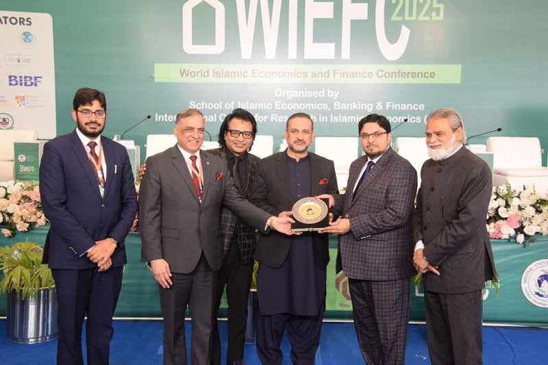 Prof. Dr. Hussain Mohi-ud-Din Qadri present shields to panelists at 8th WIEFC 2025 