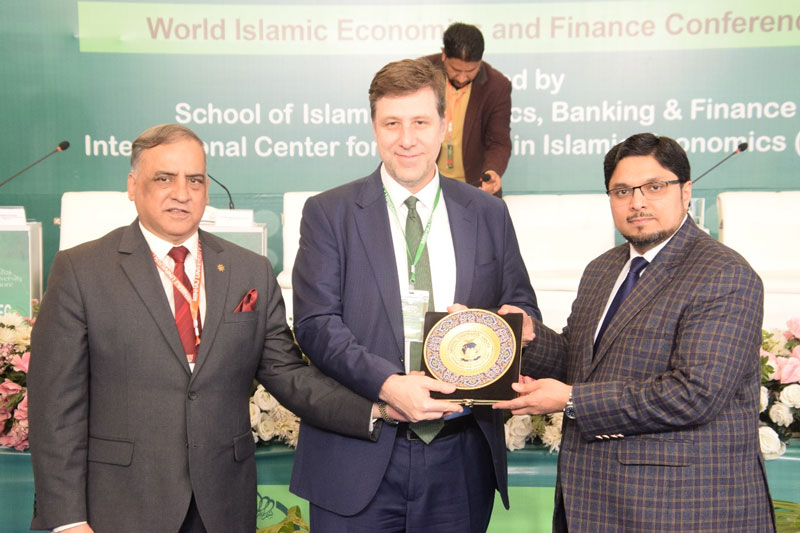 Prof. Dr. Hussain Mohi-ud-Din Qadri present shields to panelists at 8th WIEFC 2025 