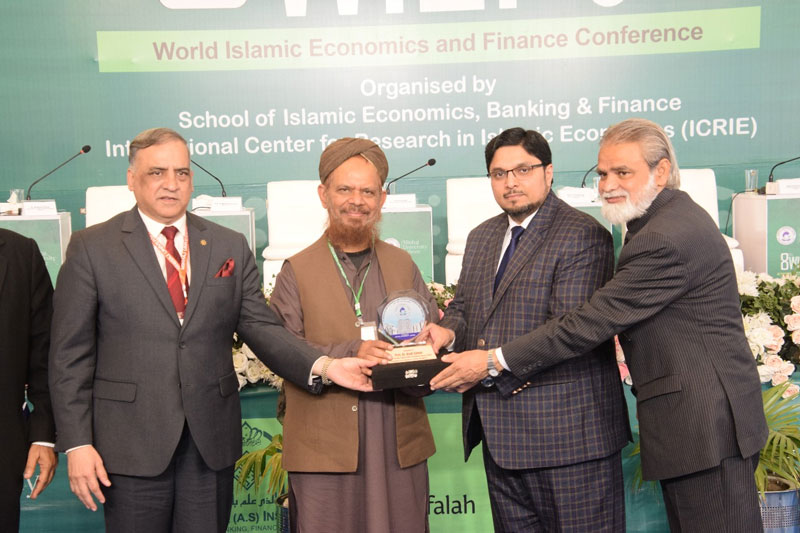 Prof. Dr. Hussain Mohi-ud-Din Qadri present shields to panelists at 8th WIEFC 2025 