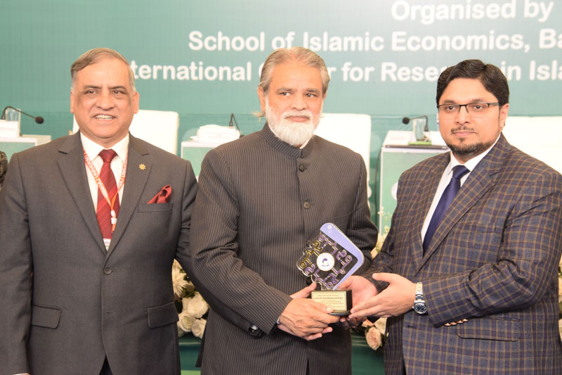 Prof. Dr. Hussain Mohi-ud-Din Qadri present shields to panelists at 8th WIEFC 2025 