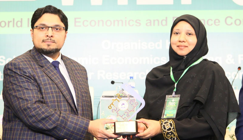 Prof. Dr. Hussain Mohi-ud-Din Qadri present shields to panelists at 8th WIEFC 2025 