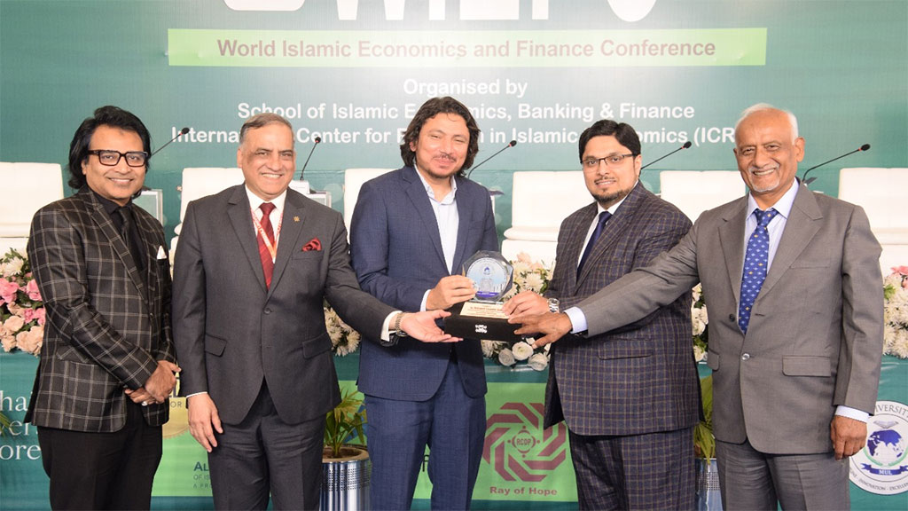 Prof. Dr. Hussain Qadri Presents Souvenirs to Panelists at 8th WIEFC 2025