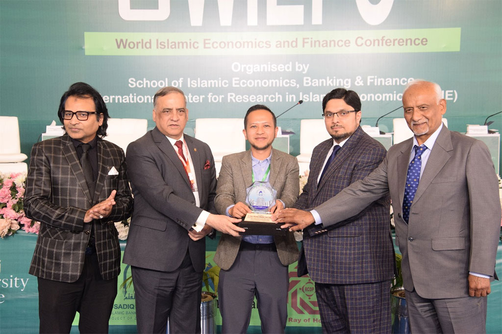 Prof. Dr. Hussain Qadri Presents Souvenirs to Panelists at 8th WIEFC 2025