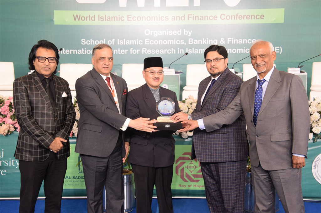 Prof. Dr. Hussain Qadri Presents Souvenirs to Panelists at 8th WIEFC 2025