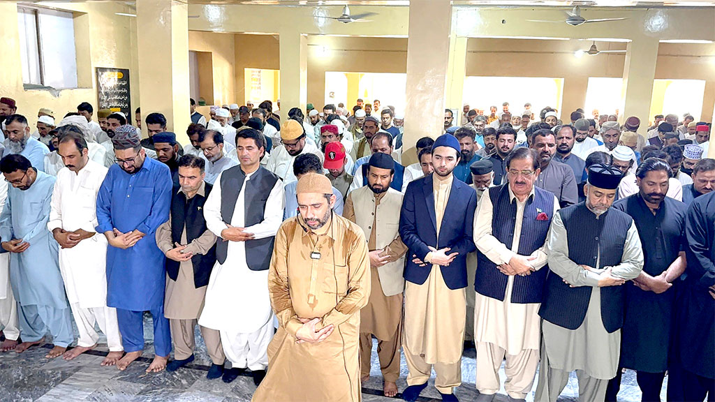 Shaykh Ahmad Mustafa al-Arabi al-Qadri attends the funeral of the late Engineer Muhammad Tariq Farid Qadri