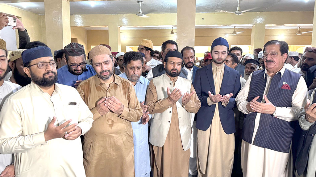 Shaykh Ahmad Mustafa al-Arabi al-Qadri attends the funeral of the late Engineer Muhammad Tariq Farid Qadri
