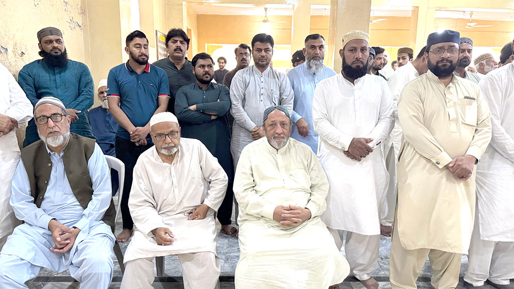 Shaykh Ahmad Mustafa al-Arabi al-Qadri attends the funeral of the late Engineer Muhammad Tariq Farid Qadri
