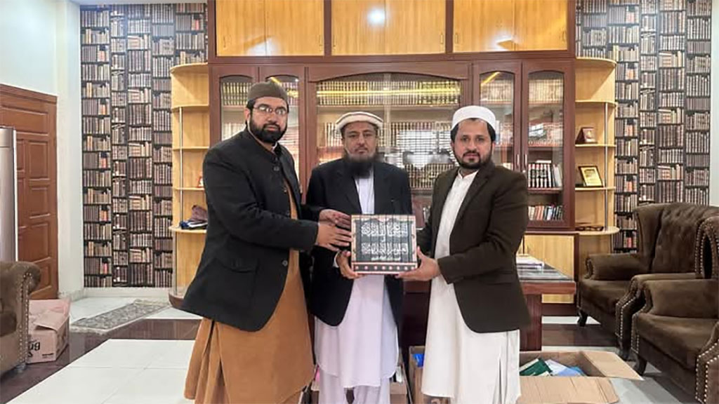 Shaykh-ul-Islam-Dr M Tahir ul Qadri gifts books to Darul Uloom Haqqania