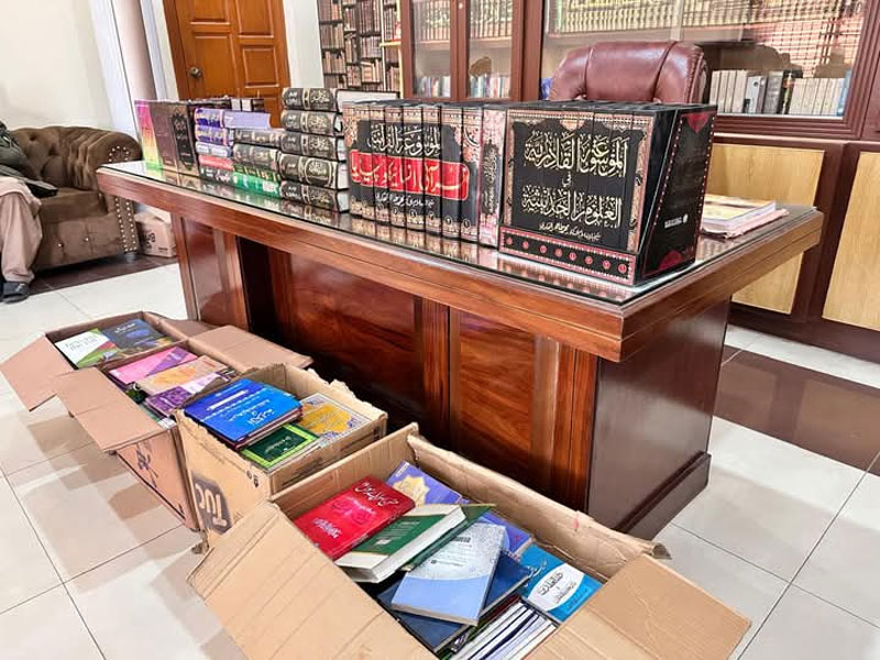 Shaykh-ul-Islam-Dr M Tahir ul Qadri gifts books to Darul Uloom Haqqania