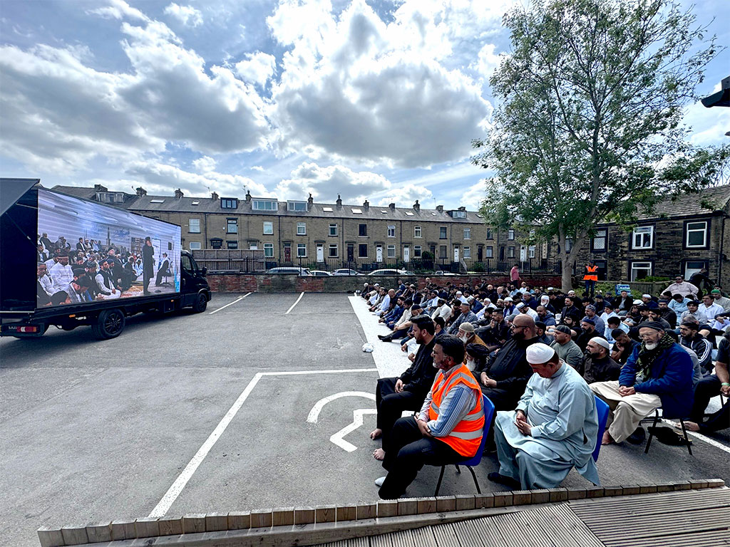 UK, Bradford : Spiritual Revival at Madinat al Zahra – Jumma with His Eminence Shaykh-ul-Islam Dr Muhmmad Tahir-ul-Qadri
