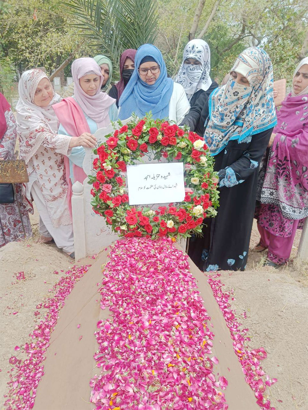Tribute to the Martyrs of Model Town – Minhaj ul Quran Women League Delegation Visits Graves