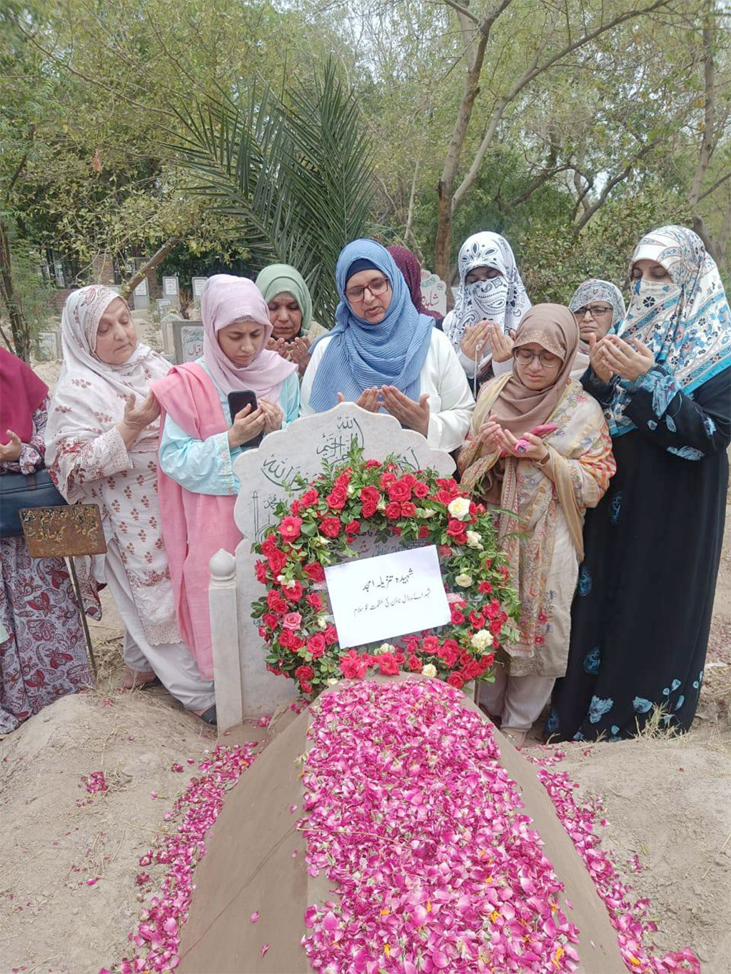 Tribute to the Martyrs of Model Town – Minhaj ul Quran Women League Delegation Visits Graves