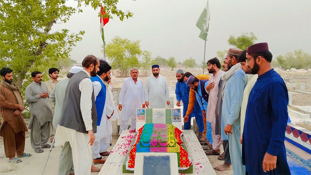 Tribute to the Martyrs of Model Town – Pakistan Awami Tehreek Delegation Visits Graves