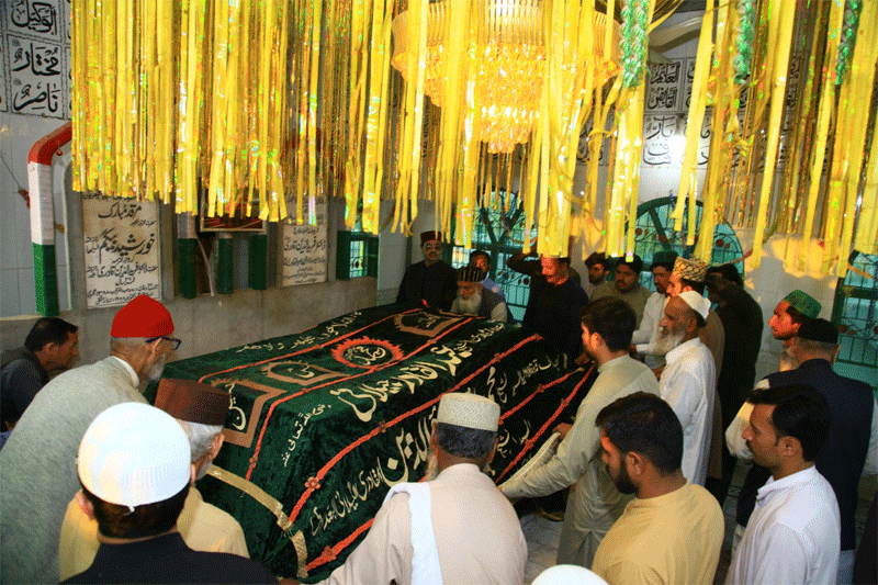 53rd Urs of Farid e Millat Begins with Chadar Poshi
