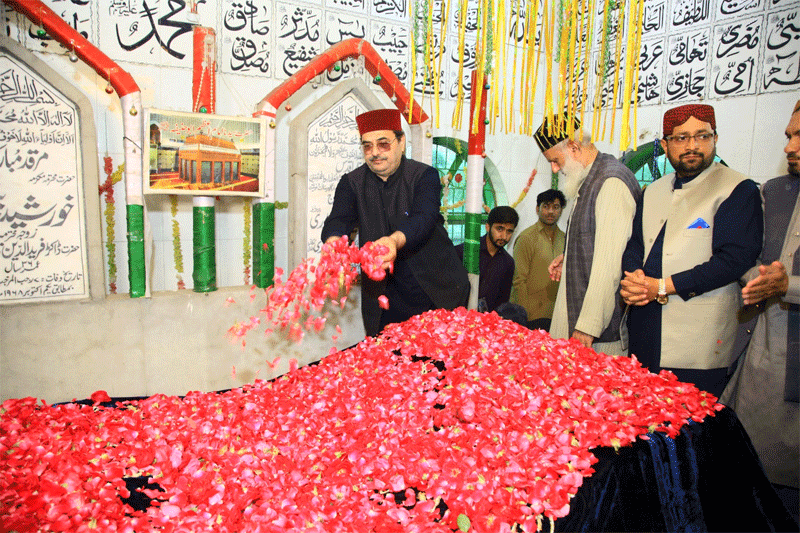53rd Urs of Farid e Millat Begins with Chadar Poshi